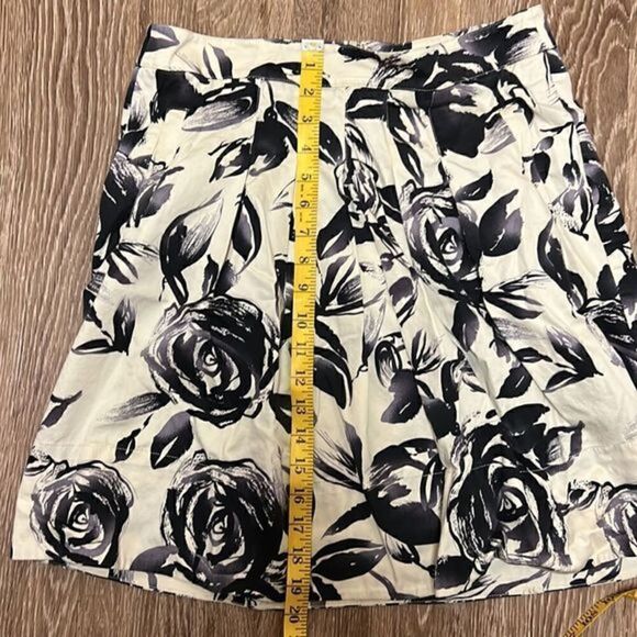 CAbi Rosie Floral Pleated Skirt Women Side Pockets Ivory and Purple - Picture 11 of 11